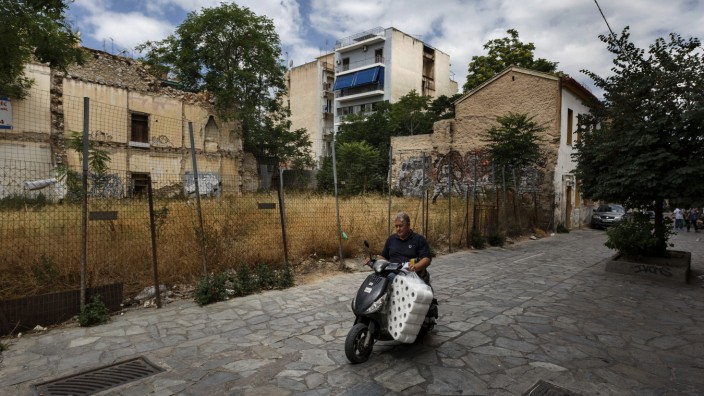 Krisenpolitik: Die Tristesse verarmter Athener Stadtviertel ist nur das plastischste Beispiel für die Krise Südeuropas. Über deren Ende streiten die Gelehrten noch.