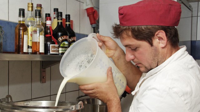 Milchpreis-Verfall: Hans Kniegl verdient heute mehr Geld mit Eis als mit Milch.