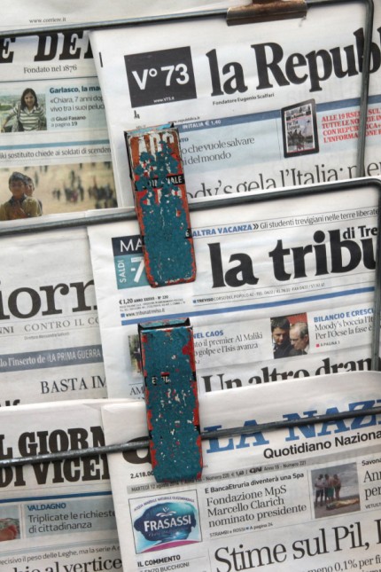 italienische Zeitungen Corriere La Republica Il Giorno La Tribuna La Nazionale an einem Zeitu ng