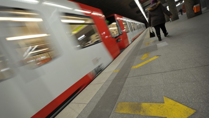 Pfeile sollen Einsteigen in U-Bahn beschleunigen