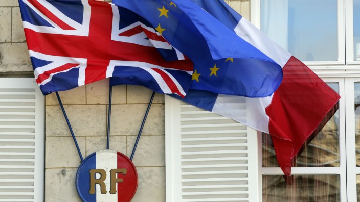 Großbritannien: Spitzentreffen in Amiens: Während britische, französische und europäische Flaggen flattern, begrüßt Frankreichs Präsident Hollande den neuen EU-Freund Cameron.