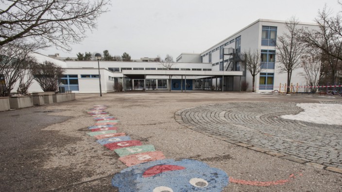 Taufkirchen: Voraussichtlich noch länger als geplant müssen die Schüler der Taufkirchner Grundschule in dem alten Gebäude an der Pappelstraße ausharren.