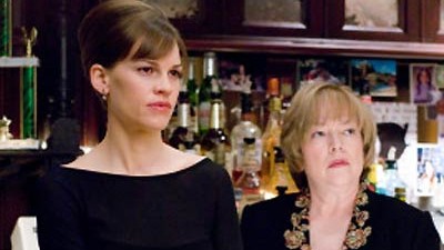 Neu im Kino: "P.S. Ich liebe Dich": Versucht in der Bar, ihre Sorgen zu vergessen: Hilary Swank als trauernde Holly.