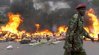 Blutige Unruhen in Kenia: Brennende Barrikaden in Nairobi: Die Polizei lieferte sich heftige Kämpfe mit Aufständischen, die das Ergebnis der Wahl angefochten hatten.
