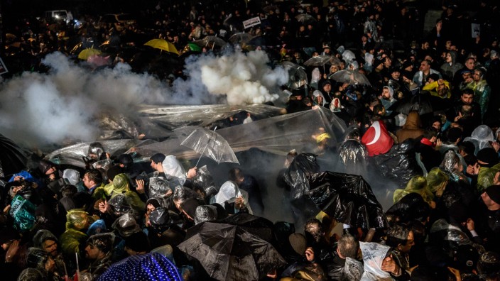 Türkei: Die türkische Polizei setzt Wasserwerfer gegen die Demonstranten vor dem Zeitungsgebäude ein.