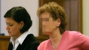 Oldenburg: Kindsmord vor 26 Jahren: Die 49 Jahre alte Monika K. mit ihrer Anwältin im Landgericht Oldenburg.