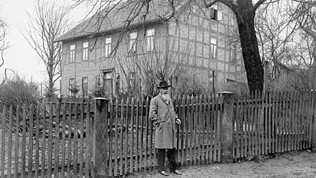 Wilhelm Busch im Jahre 1899, im Herbst seines Lebens, vor seinem Haus in Mechtshausen bei Seesen.