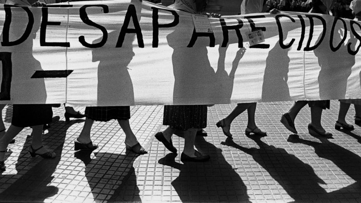 Die Madres de Plaza de Mayo ("Mütter des Platzes der Mairevolution") protestieren 1980.