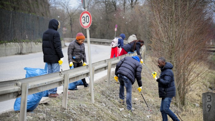 Müllsammel-Aktion: "Sonderaktion Sauberes Garching": Flüchtlinge helfen beim Entfernen von Unrat.