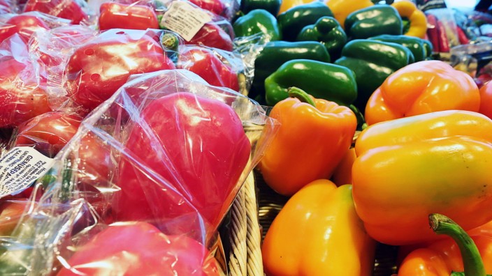 Nachhaltigkeit im Supermarkt: Paprika im Supermarkt: Verpackt oder lose? Bio oder nicht bio? Und hat das Gemüse gerade Saison?