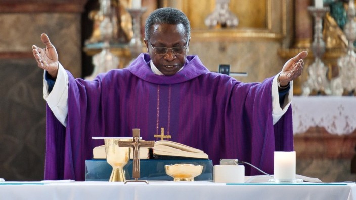 Zornedinger Pfarrer: Zorneding Kirche Pfarrer Olivier Ndjimbi-Tshiende