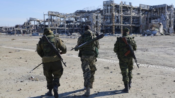 Ukraine: Prorussische Rebellen vor dem zerstörten Flughafen von Donezk.