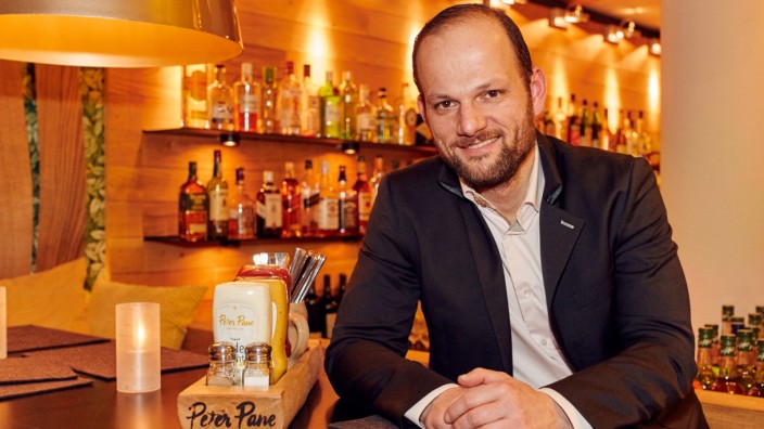 Burgerrestaurant: "Peter Pane"-Gründer Patrick Junge in seinem neu eroffneten Restaurant auf Rügen.