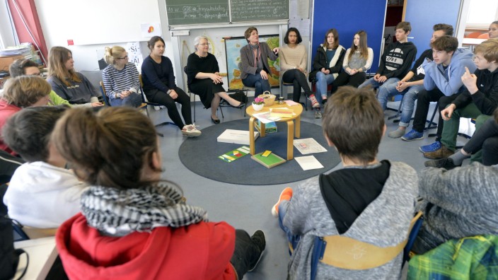 Montessorischule Hohenbrunn: Die Schüler der 9. und 10. Klasse nutzen den Tag der freien Schulen, um mit der grünen Landtagsabgeordneten Claudia Stamm zu diskutieren.