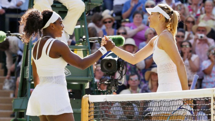 Maria Sharapowa gratuliert Serena Williams nach ihrem Sieg im Halbfinale von Wimbledon 2015.