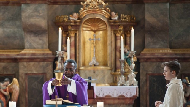 Nach Morddrohungen: Pfarrer Olivier Ndjimbi-Tshiende hat am Sonntag seinen letzten Gottesdienst in Zorneding gehalten.