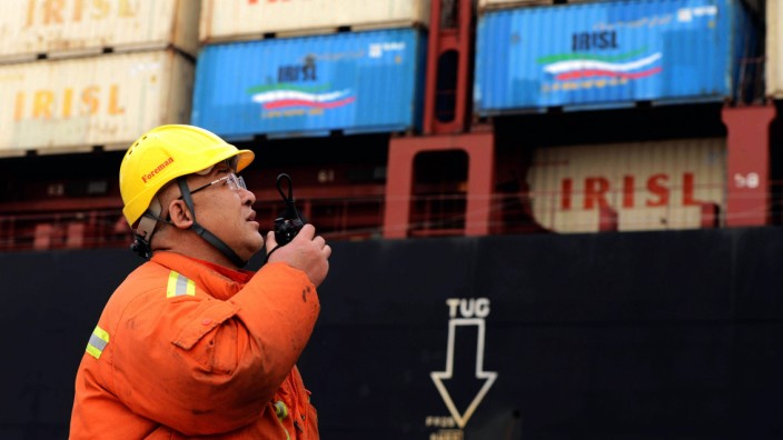 China: Chinas Wirtschaft: Ein Arbeiter in Qingdao in der Provinz Shandong