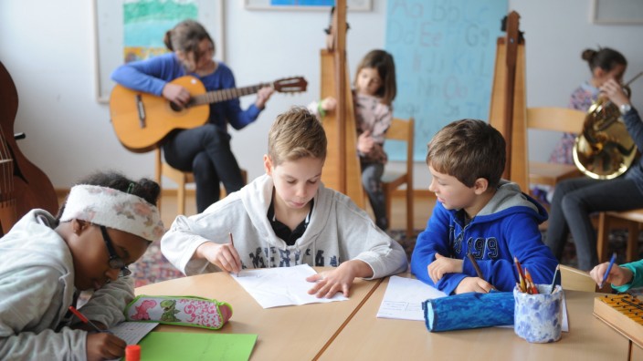 Alternativschulen: Musisch und künstlerisch begabte Kinder werden an der Münchner Aton-Schule in altersgemischten Gruppen gefördert.