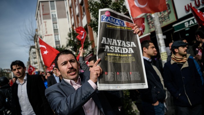 Türkisches Tagebuch (IX): Ein Demonstrant mit der letzten Zaman-Ausgabe vor der staatlichen Übernahme der Zeitung.