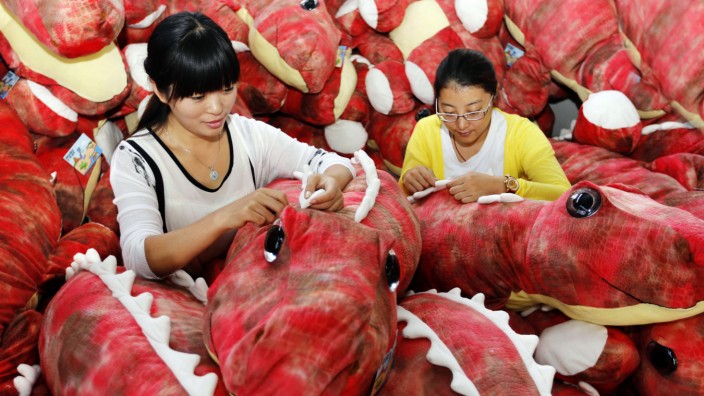 China: Der chinesische Drache ist im Moment nur noch ein Kuscheltier. Auch die Ausfuhr von Spielzeug ist stark zurückgegangen.