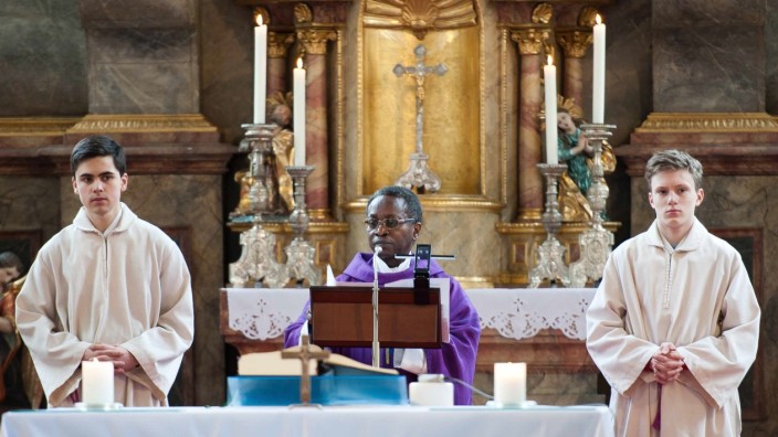 Fremdenhass: Pfarrer Olivier Ndjimbi-Tshiende beim Gottesdienst in der Zornedinger Kirche St. Martin.