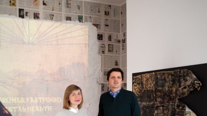 Galeristen Johannes Sperling und Alwina Pampuch in ihrer Galerie Regerplatz 9. Die Ausstellung lautet: Drink Cold, Piss Warm von Anna McCarthy