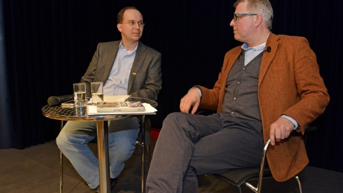 Germering: Hendrik Grallert (links) unterhält sich in der Germeringer Stadthalle mit Frank Schäffler.