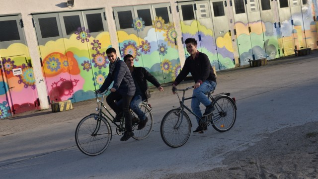 Asylbewerber: Ghiath, George und Bashar (von links, hier in der Bayernkaserne) könnten privat bei einem Ehepaar unterkommen.