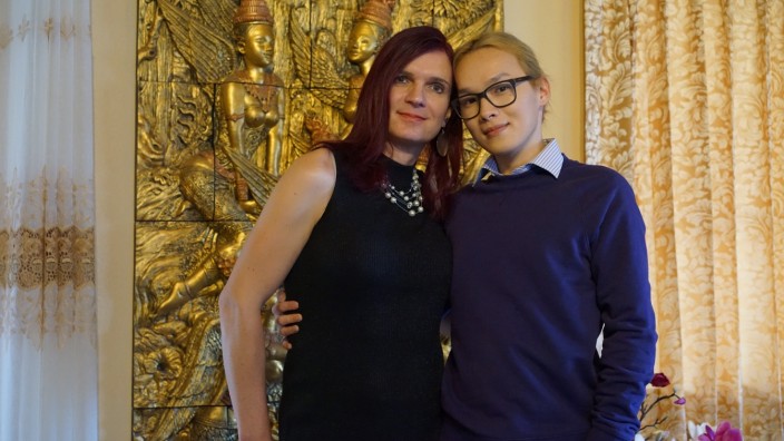 Transsexualität: Amanda und Winardi Reiter (rechts) sind seit 2014 verheiratet.