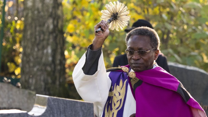 Spurensuche in Zorneding: Der Zornedinger Pfarrer Olivier Ndjimbi-Tshiende kritisierte die frühere CSU-Ortsvorsitzende für ihre rassistischen Äußerungen. Nun ist er nach mehreren Morddrohungen gegen ihn zurückgetreten.