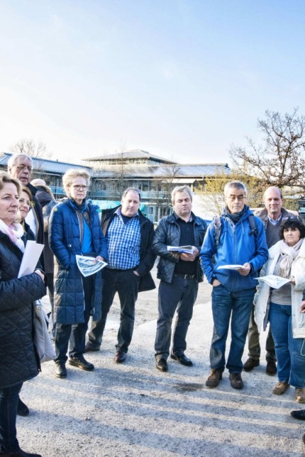 Starnberg: Der Bauausschuss mit Bürgermeisterin Eva John (links) beim Ortstermin hinter dem Landratsamt.