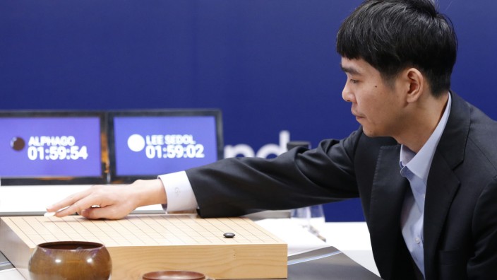 Künstliche Intelligenz: Go: Lee Sedol bei dem vierten Match gegen die Google-Software AlphaGo