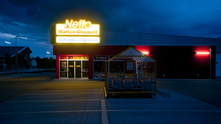 Netto-Markt im Gewerbegebiet Moorenweis bei Nacht, 2013