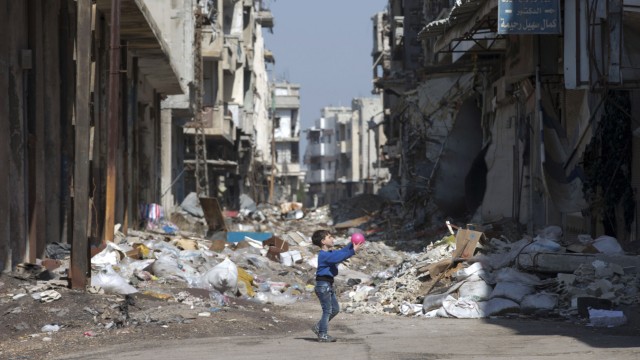 Syrien-Gespräche in Genf: Die brüchige Waffenruhe in Syrien ermöglicht wieder ein kleines bisschen Alltag im Kriegsgebiet, wie hier in Homs. Die wertvolle Feuerpause soll die Friedensverhandlungen wieder in Gang bringen.