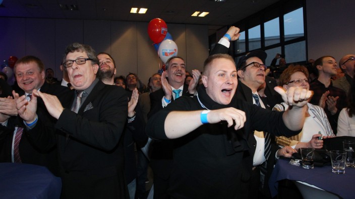 Landtagswahlen: AfD-Anhänger in Magdeburg feiern das gute Abschneiden der Partei.