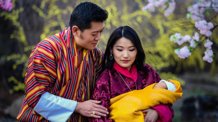 Königspaar von Bhutan präsentiert Prinzen