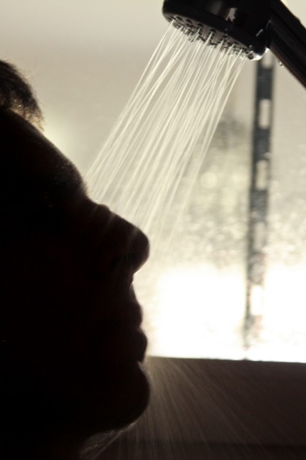 Mann beim Duschen, 2009