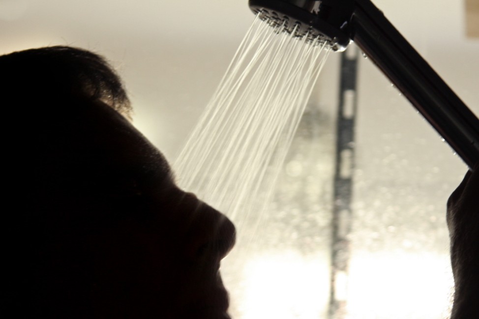 Mann beim Duschen, 2009