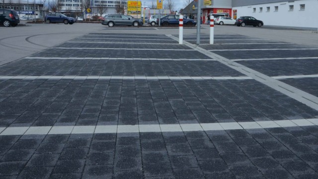 Erderwärmung: Versiegeltes Deutschland: Parkplatz vor einem Einkaufszentrum.