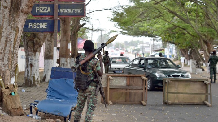 Elfenbeinküste: Nach dem Anschlag auf Hotelgäste im Ausflugsort Grand-Bassam nahe der Wirtschaftsmetropole Abidjan ist die Armee in Alarmbereitschaft.