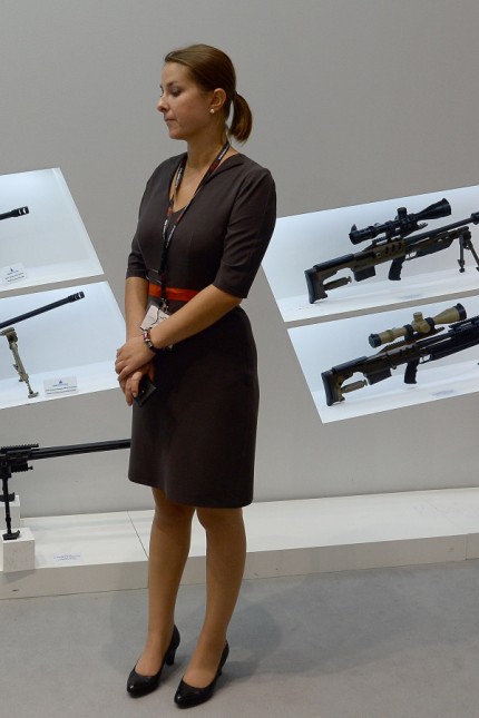 Polen: Abwehrbereit? Eine junge Frau begutachtet Präzisionsgewehre auf einer Waffenmesse im polnischen Kielce.