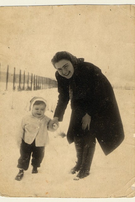 Literatur: Eva Umlauf an der Hand ihrer Mutter mit knapp zwei Jahren 1944 im Arbeitslager für Juden in Nováky kurz vor der Deportation ins Vernichtungslager Auschwitz.