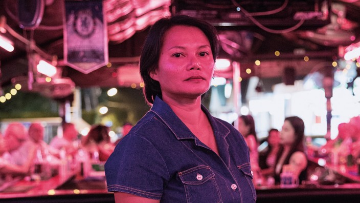 Sextourismus in Thailand: Bualoi Sasai vor einer der Hunderten Rotlichtbars, deretwegen die Touristen und Auswanderer nach Pattaya kommen.