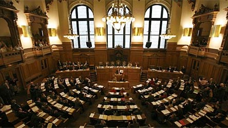 ZDF-Politbarometer: Um diese Sessel geht es: Plenarsaal der Bürgerschaft im Hamburger Rathaus.