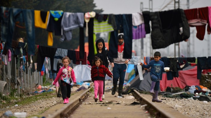 Völkerrecht: Weiter nach Westeuropa oder zurück in die Türkei? Flüchtlinge im Lager Idomeni an der griechisch-mazedonischen Grenze.