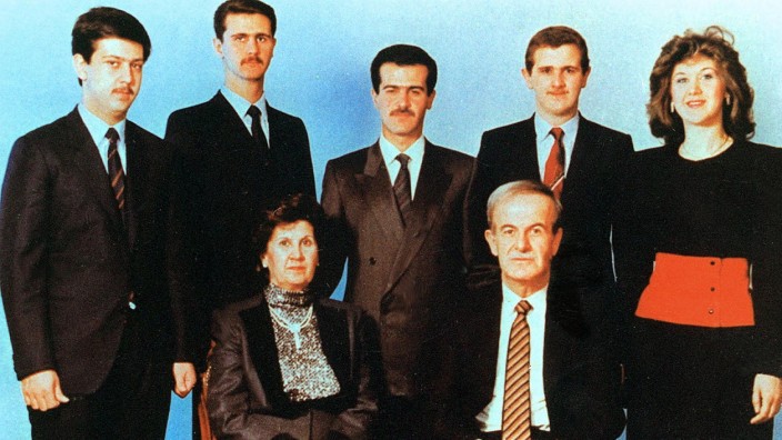 Museum zu Ehren von Bassel al-Assad in Syrien: Bassel al-Assad (Bildmitte) sollte seinem Vater Hafez (vorne rechts, sitzend) als syrischer Präsident nachfolgen, starb 1994 jedoch bei einem Autounfall. An seiner Stelle übernahm Baschar al-Assad (hinten, Zweiter von links) die Macht.