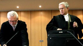 Urteile im VW-Prozess: Der VW-Prozess vor Gericht: Klaus-Joachim Gebauer (v.l.n.r.), sein Verteidiger Wolfgang Kubicki, Volkerts Anwalt Johann Schwenn und Klaus Volkert.