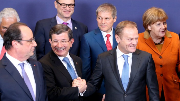Flüchtlingskrise: Der türkische Premier Ahmet Davutoğlu beim Handshake mit EU-Ratspräsident Donald Tusk, umrahmt von François Hollande und Angela Merkel.