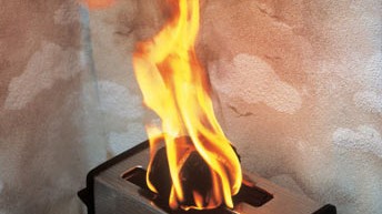 Unfälle im Haushalt: Passiert immer wieder: brennendes Brot im Toaster