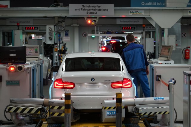 Autoproduktion im BMW Werk München, 2016